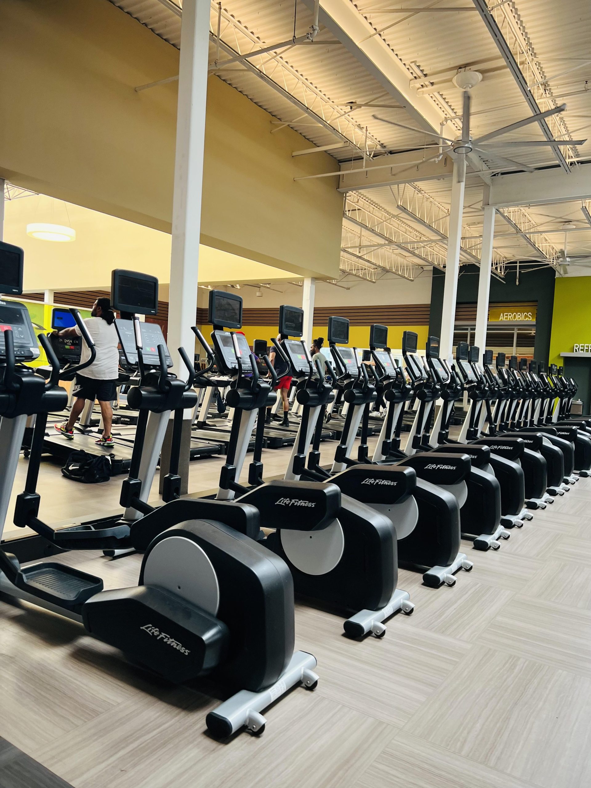 Is La Fitness a Good Gym: Honest Review & Top Benefits Revealed